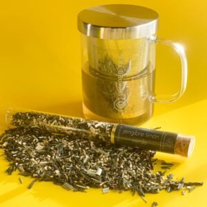 Té verde ecológico con jengibre y limón en tubo de cristal