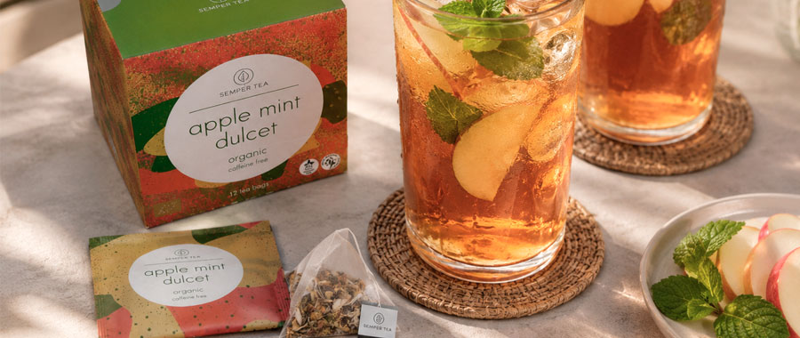Iced tea with apple, ice and mint, prepared with Semper Tea Apple Mint Dulcet organic infusion Organic Tea Bags for Iced Tea with Apple and Mint
