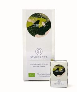 Flores frescas de jazmín y hojas de té verde