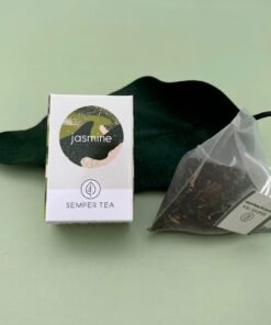 Taza de té jazmín aromático recién infusionado