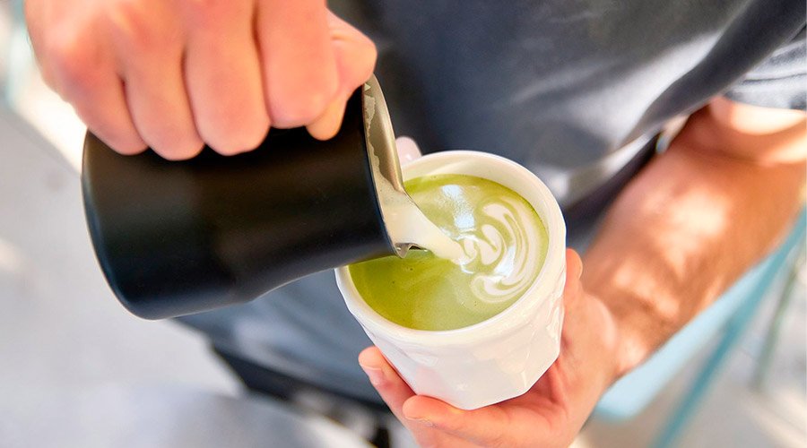 Matcha barista latte servido en taza de cerámica