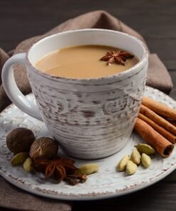 té negro canela cardamomo y jengibre recién molidos para una infusión aromática