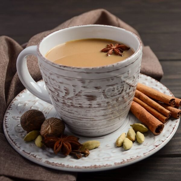 té negro canela cardamomo y jengibre recién molidos para una infusión aromática