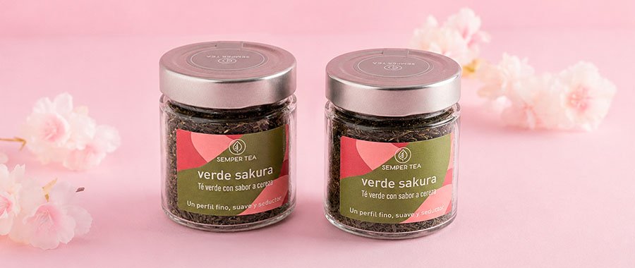 Te Verde Sakura con cereza en tarro de cristal, para una presentación delicada y gourmet. Té verde Sakura con cereza para regalo gourmet