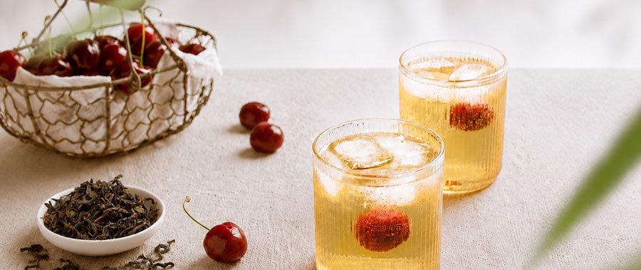 Té verde Sakura japonés frío, una bebida delicada, aromática y refrescante Té verde Sakura frío para una pausa refrescante