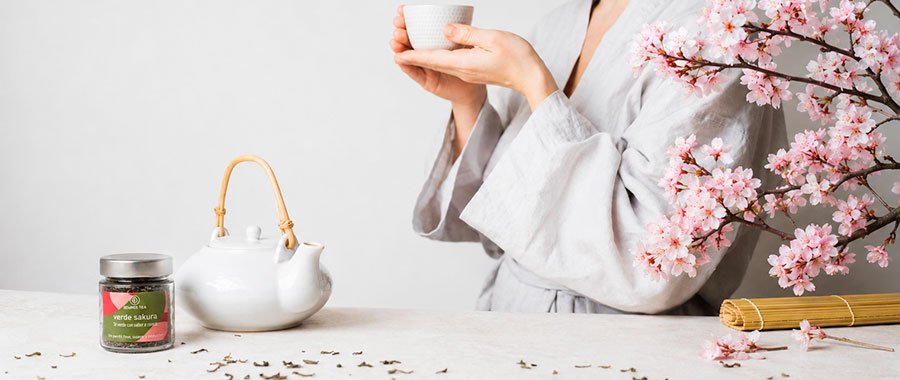 Verde Sakura: Un té verde con cereza, fino y aromático, ideal para momentos de calma y bienestar. Verde Sakura té verde con cereza para momentos de calma