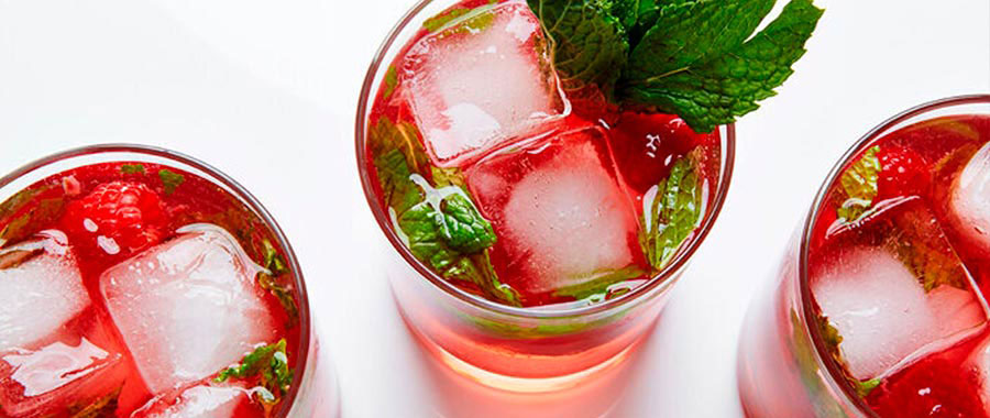 Boisson au thé glacé bio préparée avec des ingrédients naturels